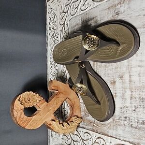 Crocs Sanrah Flip Flop Brown w/ Gold Medallion Size 5 women New without tags